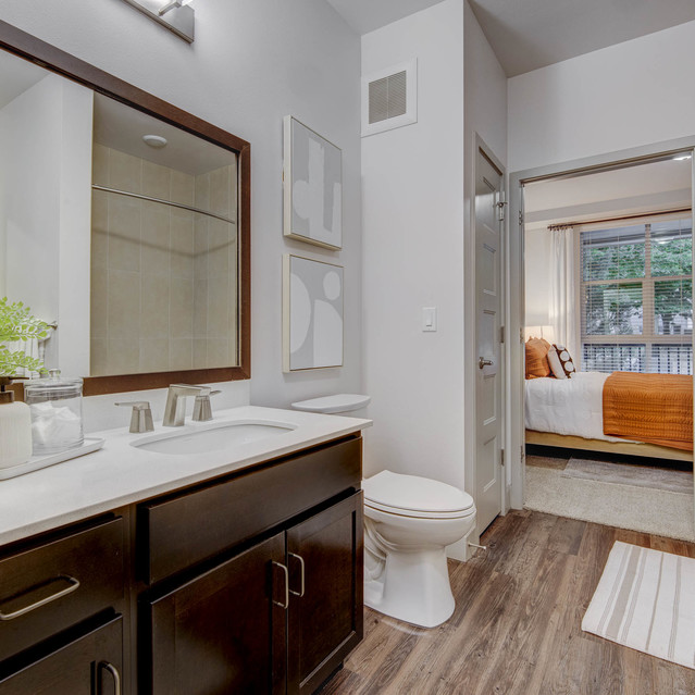 Gateway 505 - Comfortable Bathroom Area