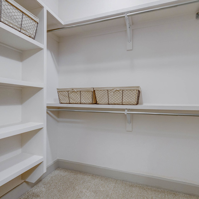 Gateway 505 - Spacious Closet